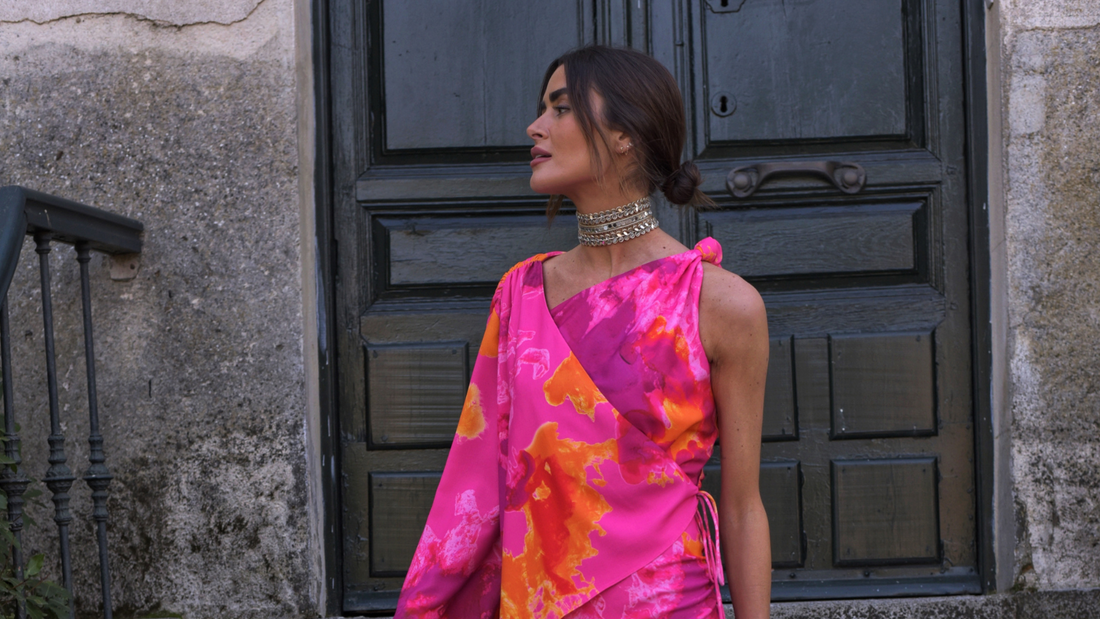 Vestidos con capa y lazadas multiposición: la tendencia más versátil de la temporada