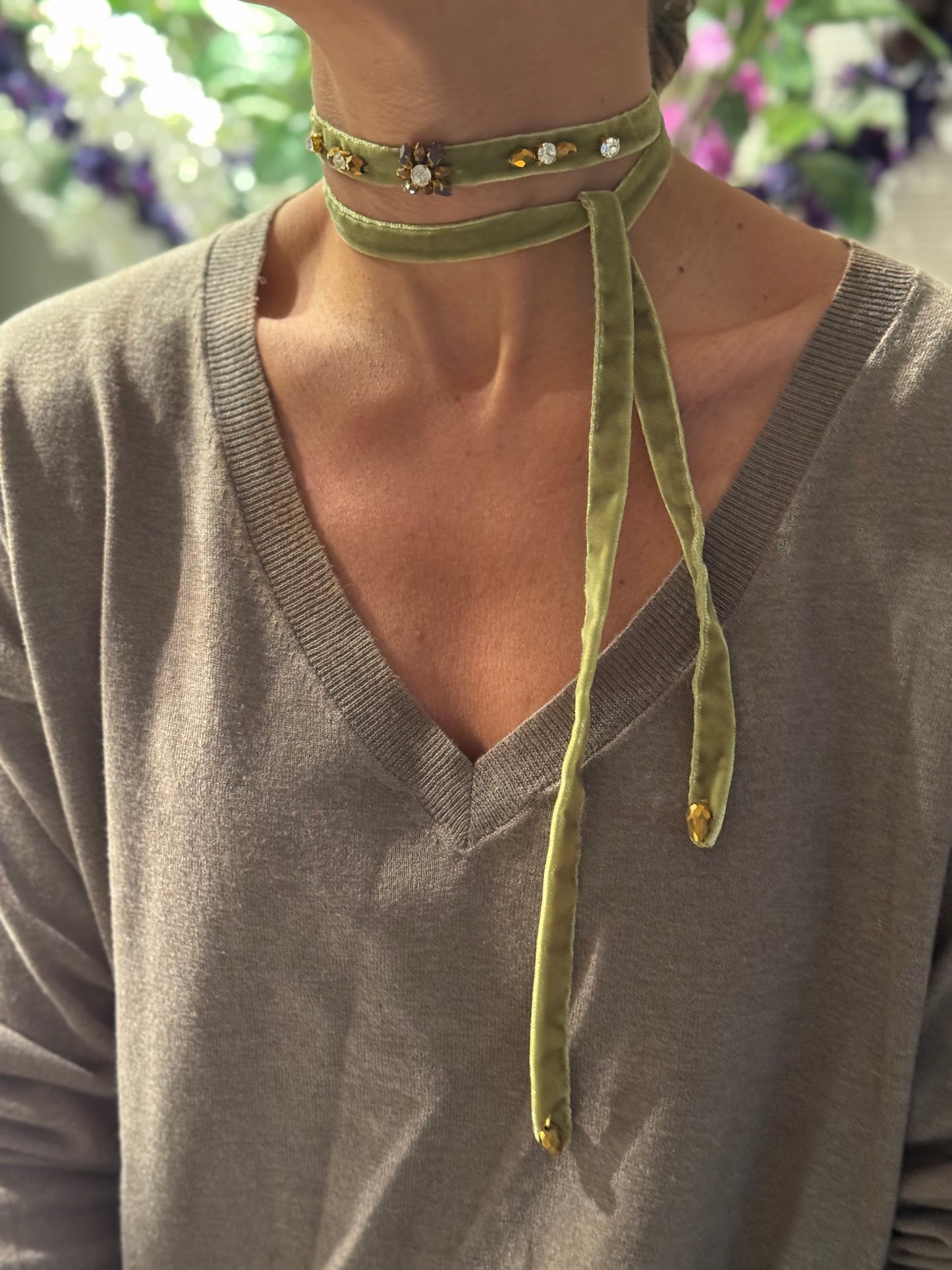 Collar de terciopelo oliva