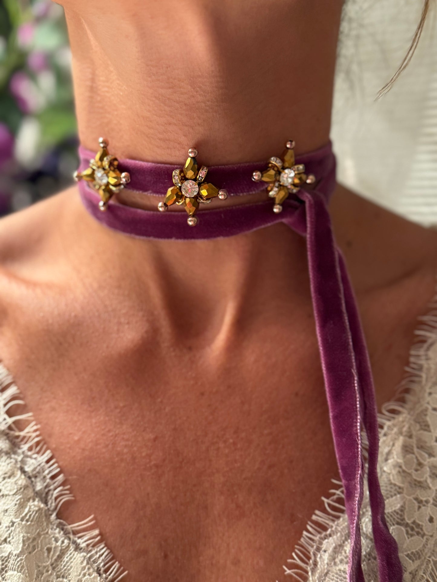 Collar de terciopelo berenjena