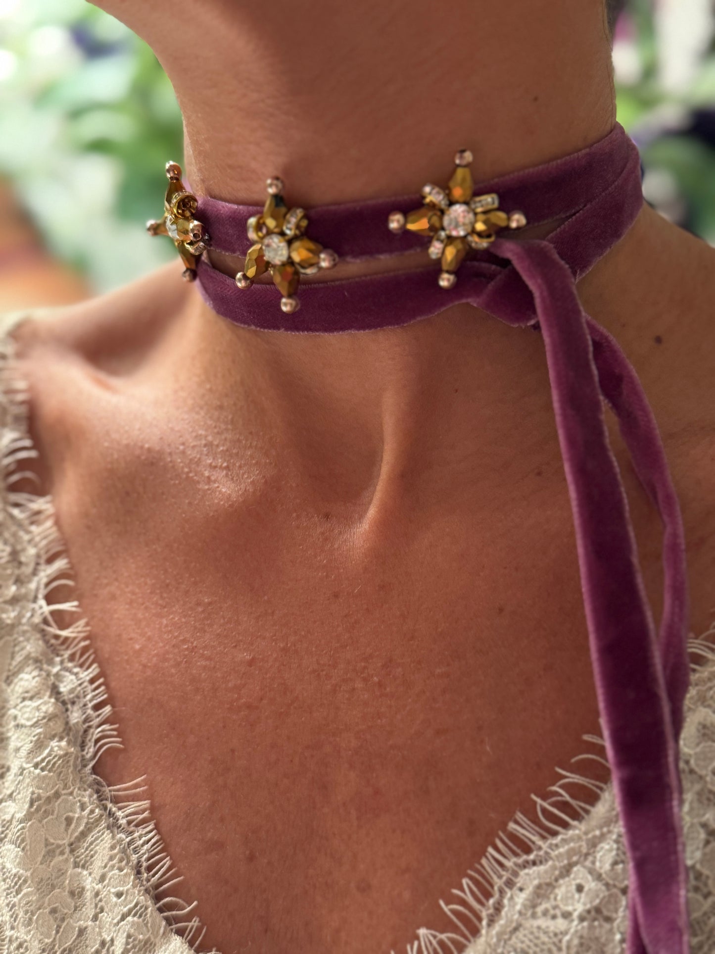 Collar de terciopelo berenjena