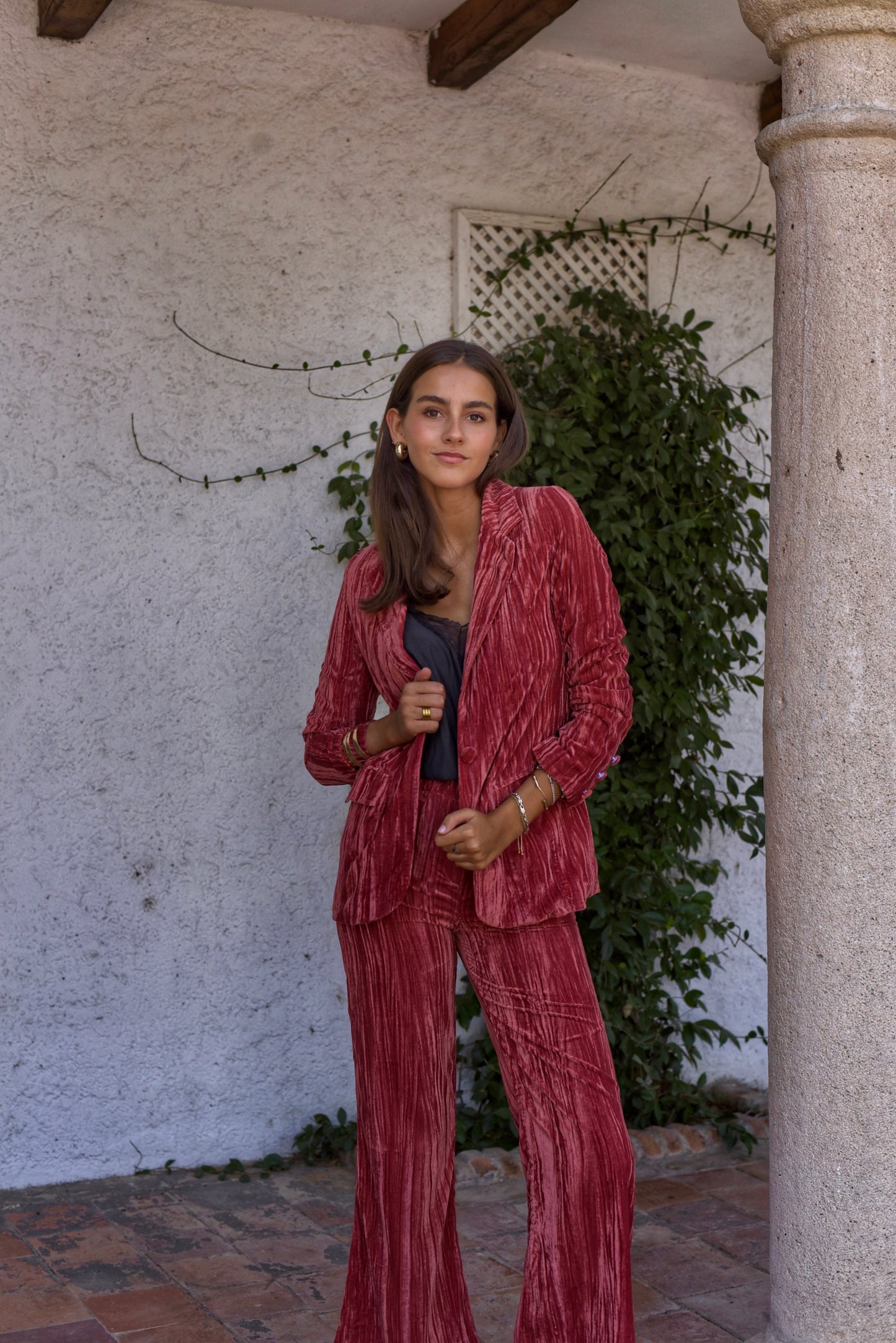 Conjunto Fiesta de Americana y pantalón confeccionado en terciopelo rayado tono rosa coral.