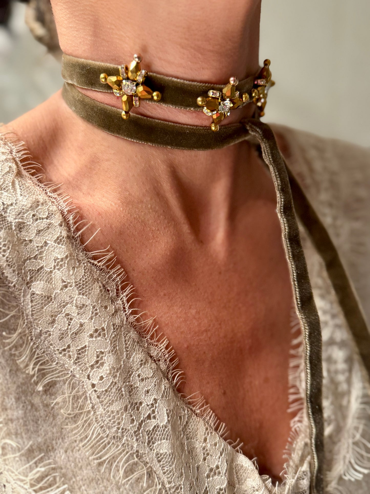 Collar de terciopelo tostado