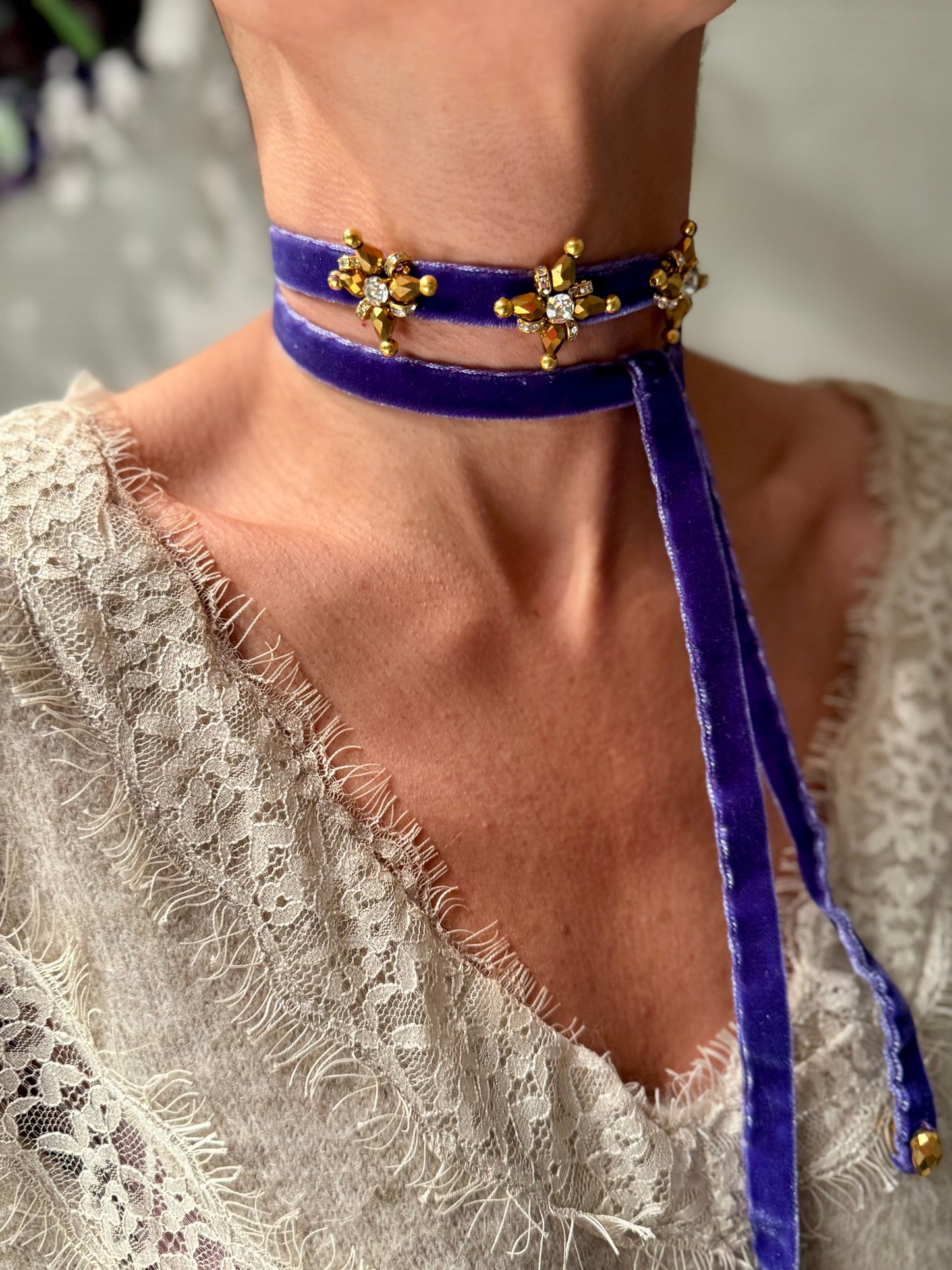 Collar de terciopelo morado