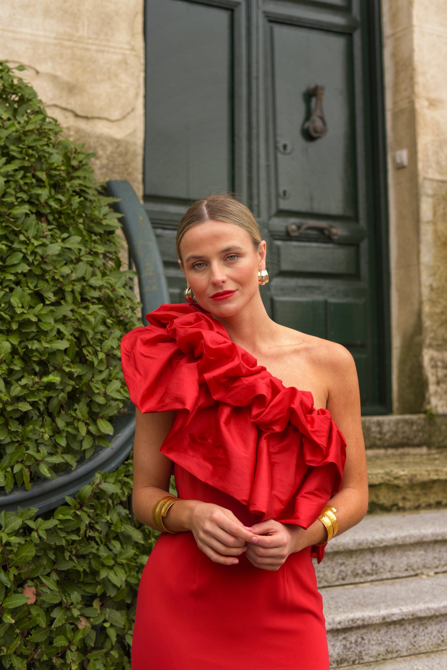 Vestido de Fiesta largo midi, confeccionado en crepe rojo, escote asimétrico con doble gran volante de tafeta en rojo. Abertura trasera en la falda.