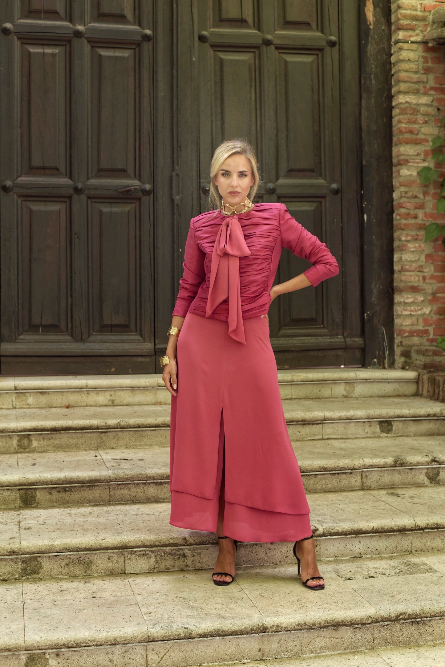 Conjunto de boda midi, chaquetita de tejido tafeta con delantero drapeado y lazada larga en el cuello. Falda asimétrica de doble capa con abertura central en tejido crepe.