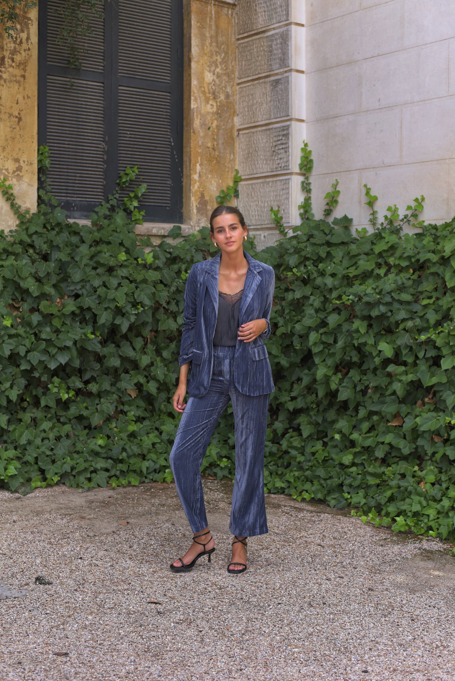 Conjunto Fiesta de Americana y pantalón confeccionado en terciopelo azul.