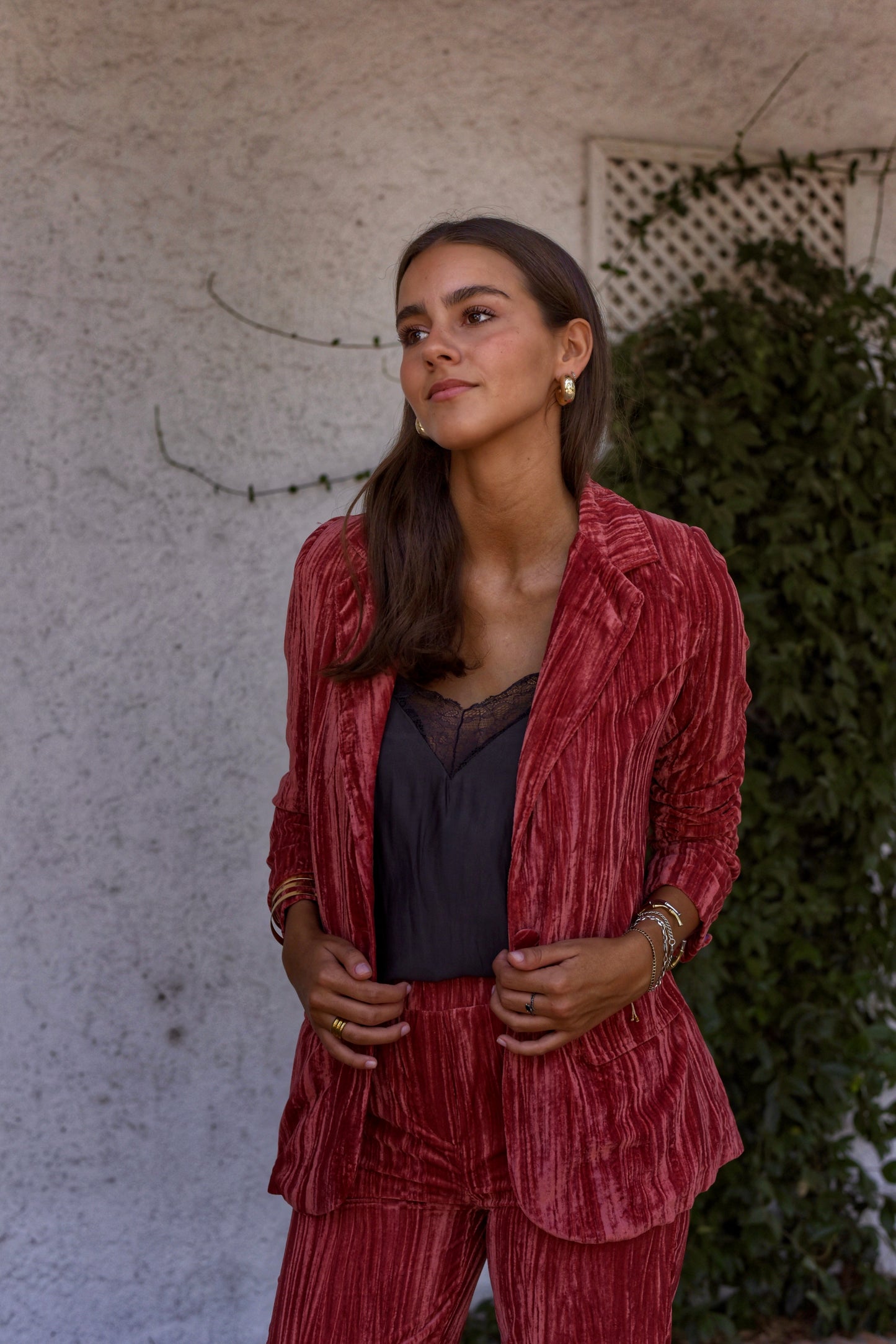 Conjunto Fiesta de Americana y pantalón confeccionado en terciopelo rayado tono rosa coral.