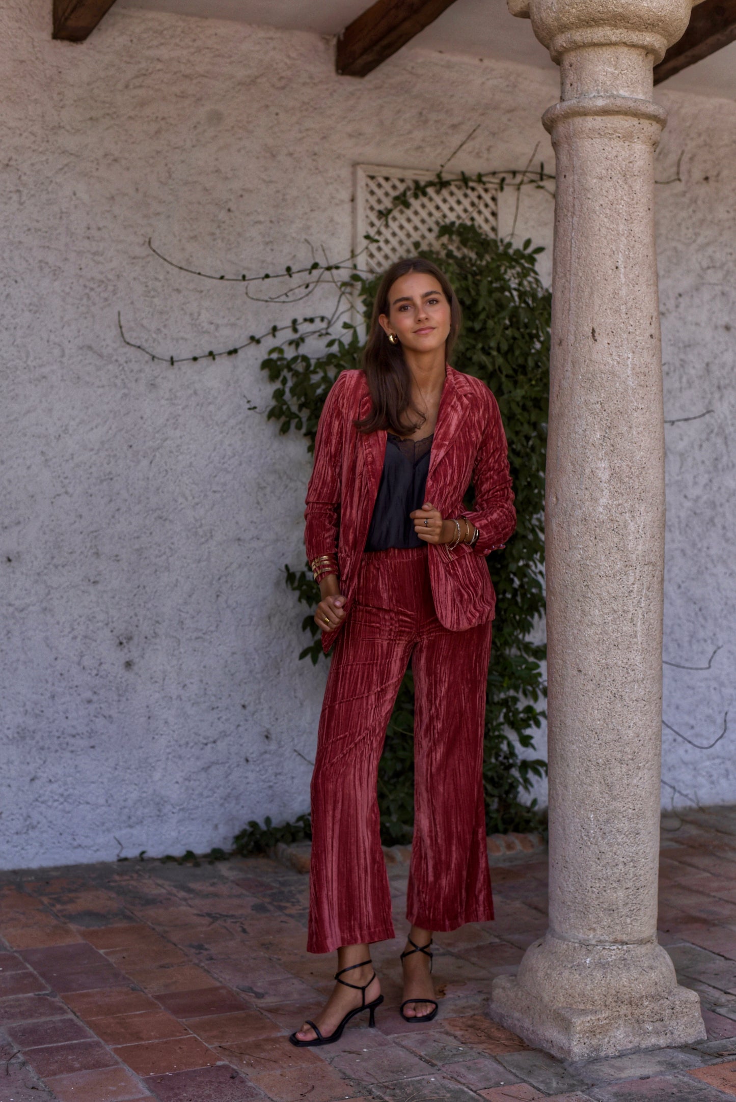 Conjunto Fiesta de Americana y pantalón confeccionado en terciopelo rayado tono rosa coral.