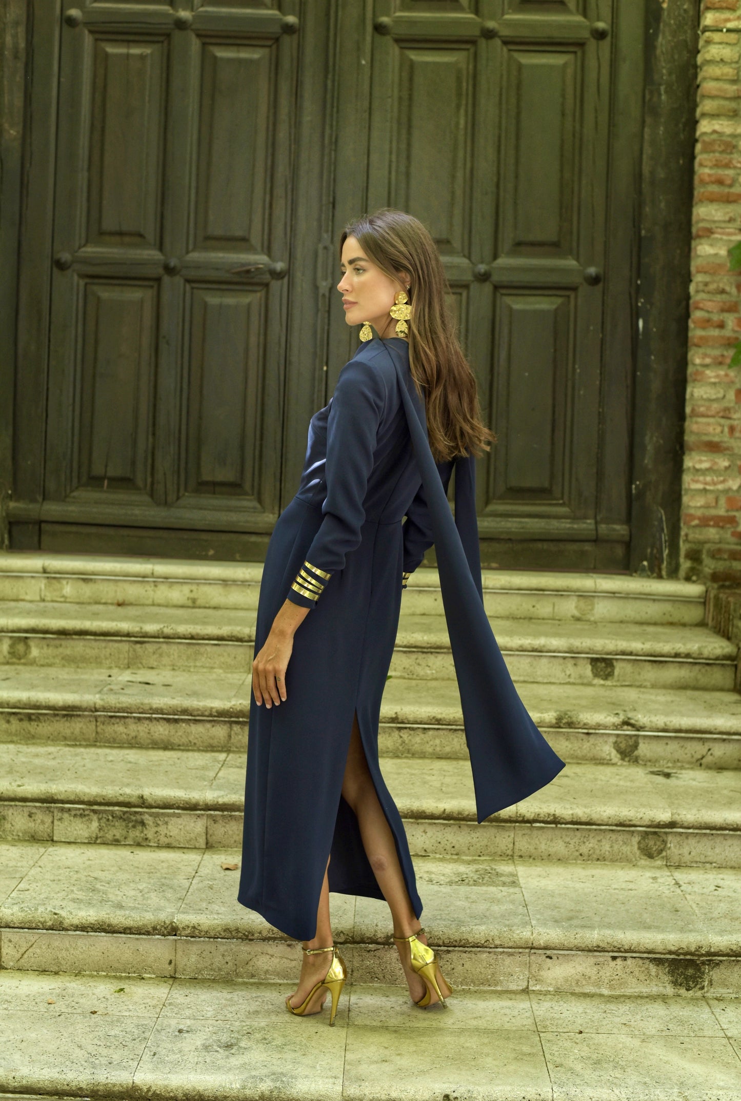 Vestido de Fiesta midi, con nudo en cuello del que salen dos largas lazadas multiposición. Tejido crepe tono marino