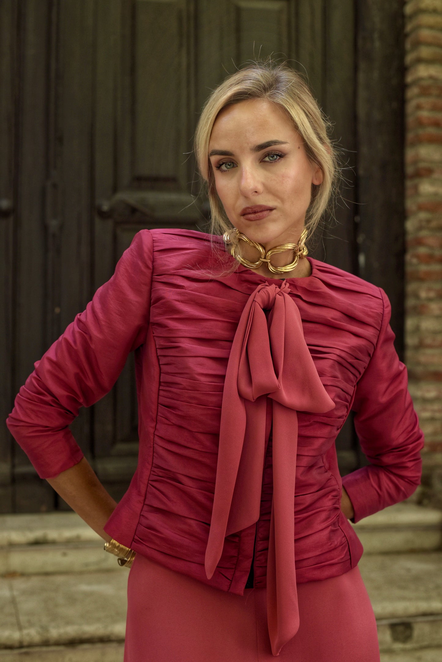 Conjunto de boda midi, chaquetita de tejido tafeta con delantero drapeado y lazada larga en el cuello. Falda asimétrica de doble capa con abertura central en tejido crepe.