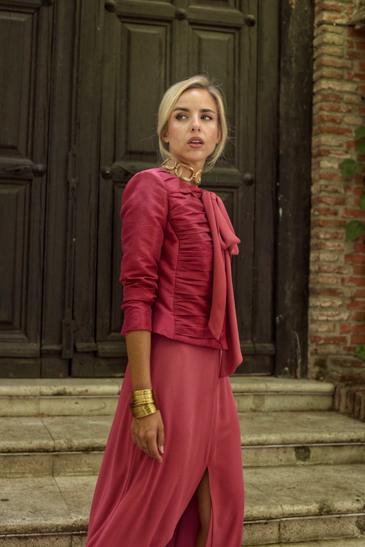 Conjunto de Fiesta midi, chaquetita de tejido tafeta con delantero drapeado y lazada larga en el cuello. Falda asimétrica de doble capa con abertura central en tejido crepe.