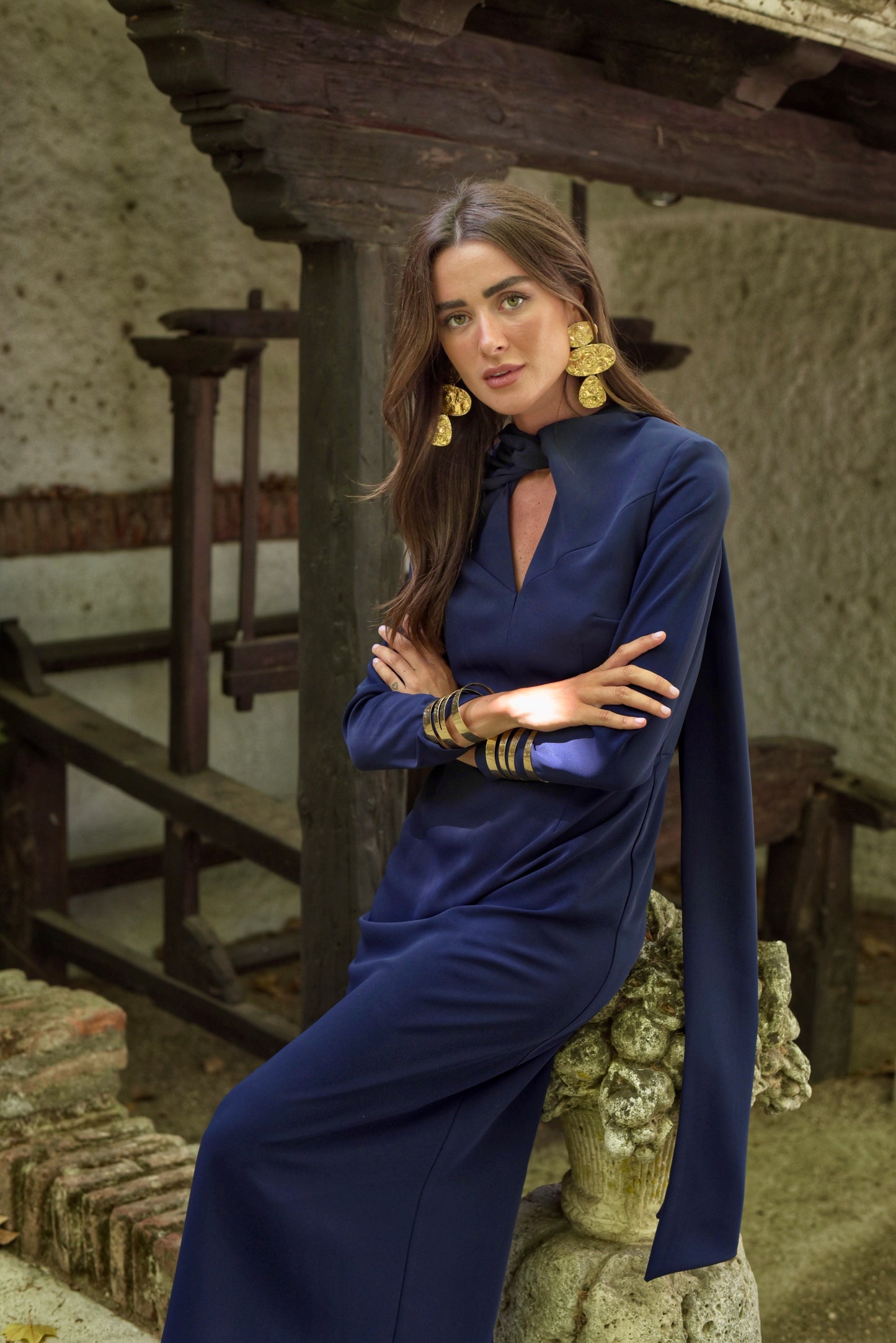 Vestido de Fiesta midi, con nudo en cuello del que salen dos largas lazadas multiposición. Tejido crepe tono marino