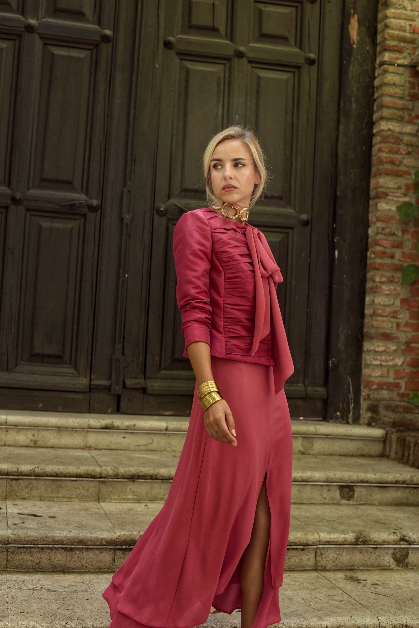 Conjunto de boda midi, chaquetita de tejido tafeta con delantero drapeado y lazada larga en el cuello. Falda asimétrica de doble capa con abertura central en tejido crepe.