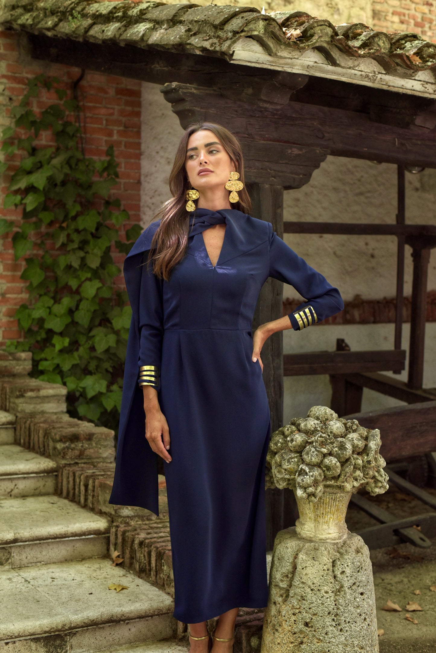 Vestido de Fiesta midi, con nudo en cuello del que salen dos largas lazadas multiposición. Tejido crepe tono marino