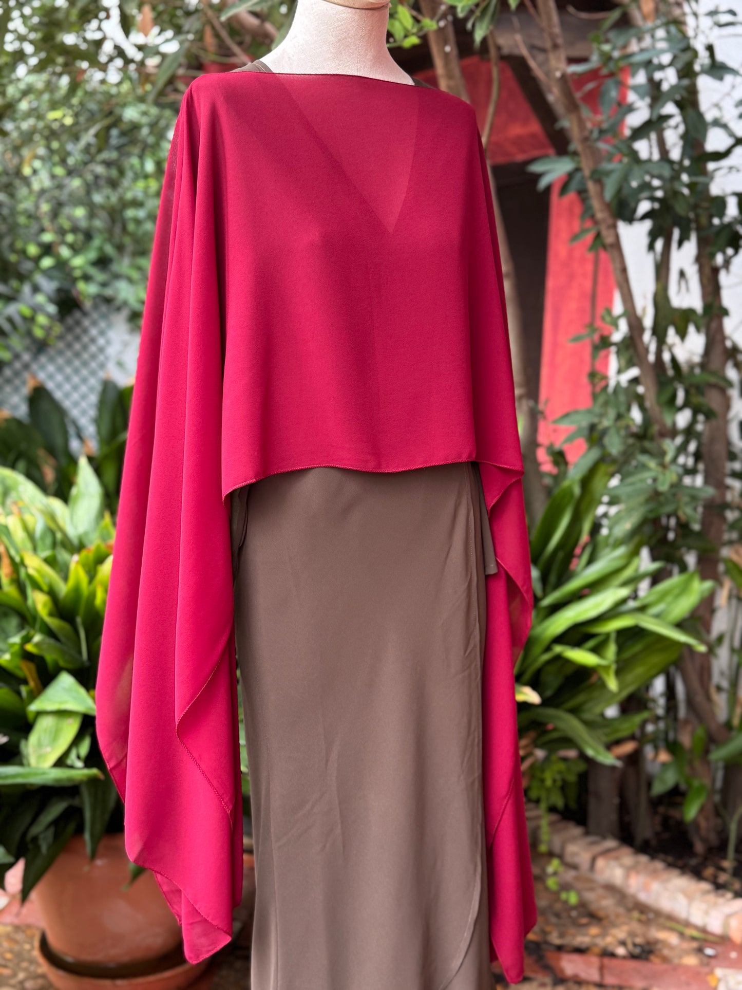 Capa de gasa burdeos