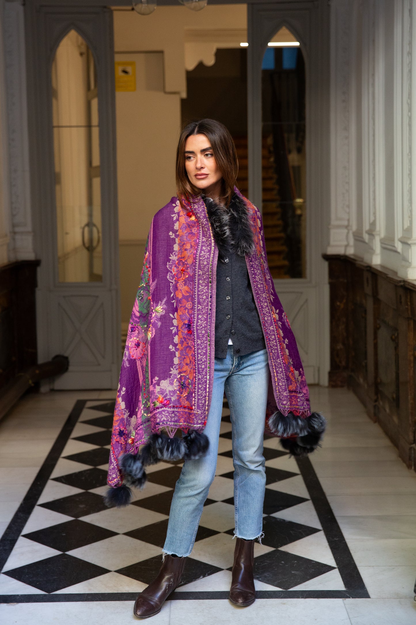 Capa Pashmina de lana bordada