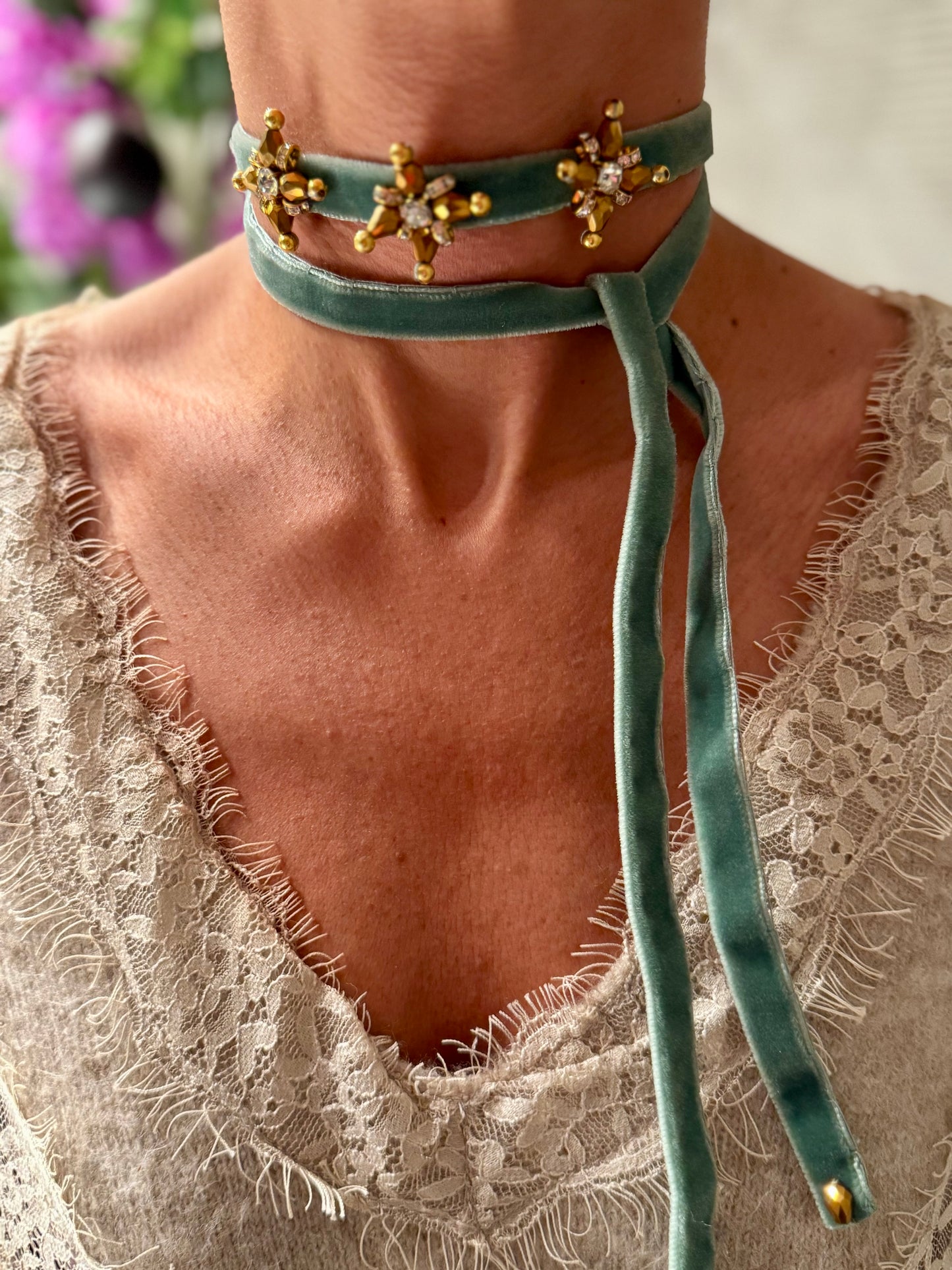 Collar de terciopelo verde agua