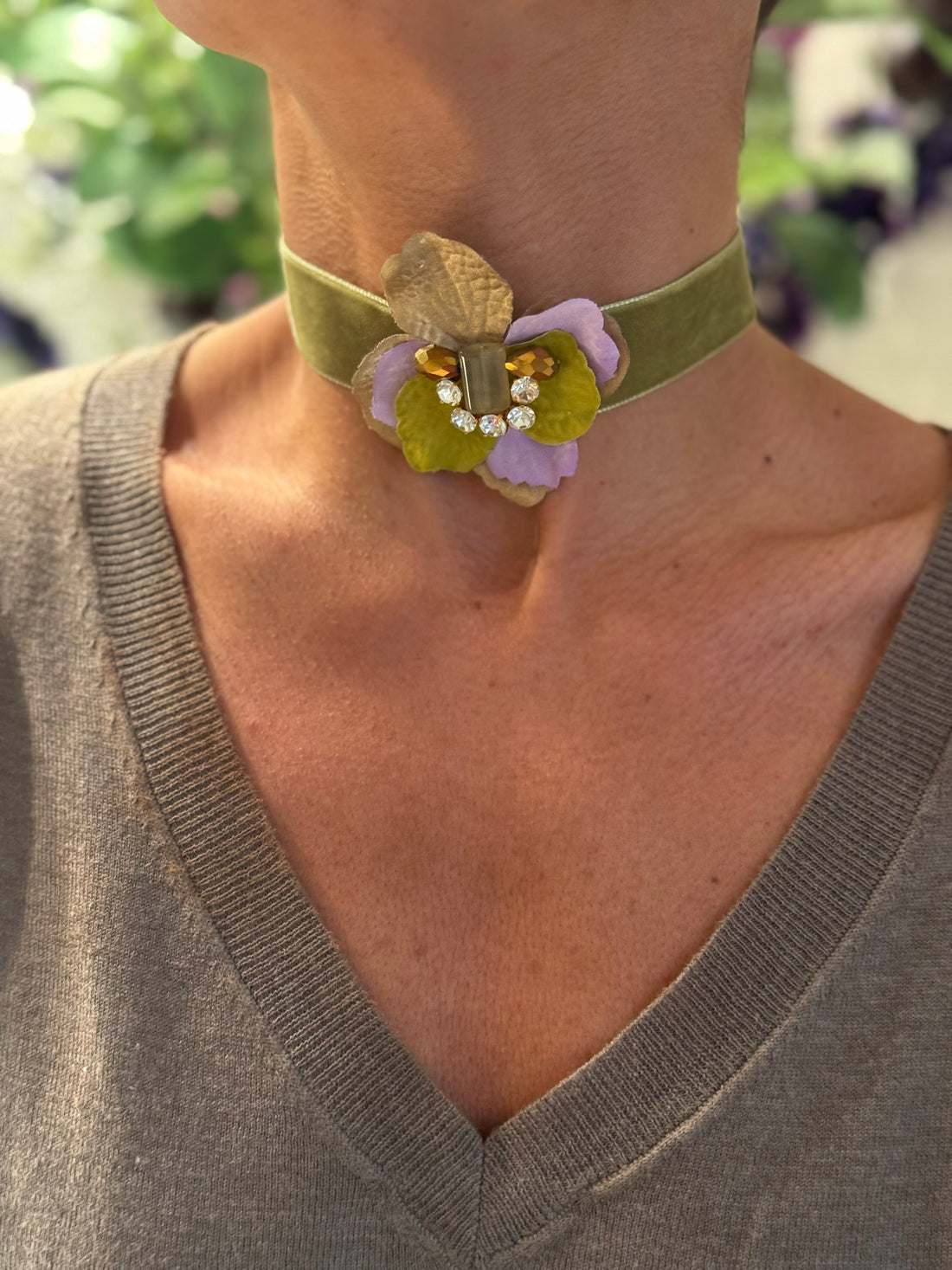Choker terciopelo oliva flor