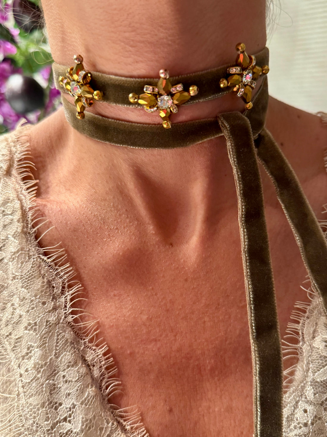 Collar de terciopelo tostado