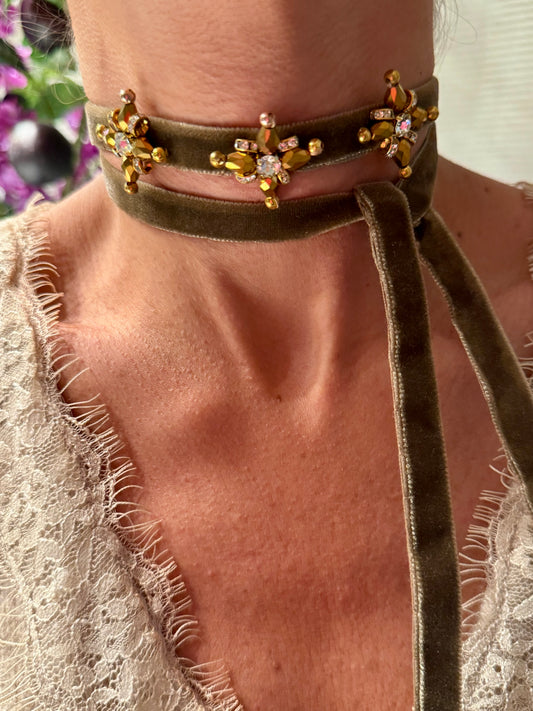 Collar de terciopelo tostado