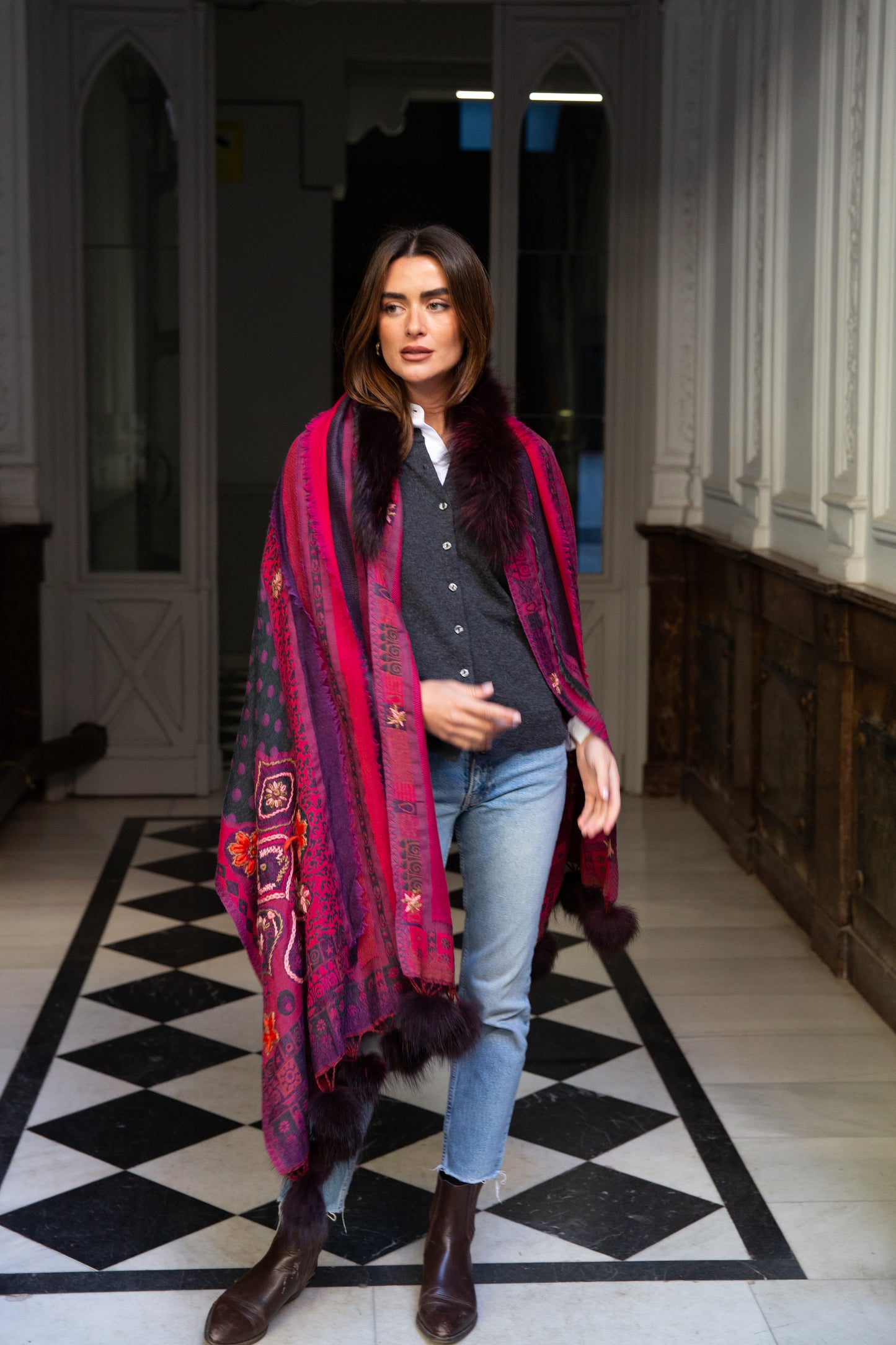 Capa Pashmina de lana bordada