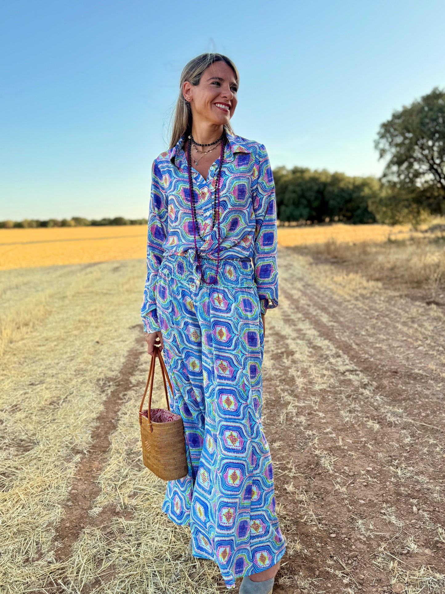 Conjunto pantalón geométrico azul y rosa
