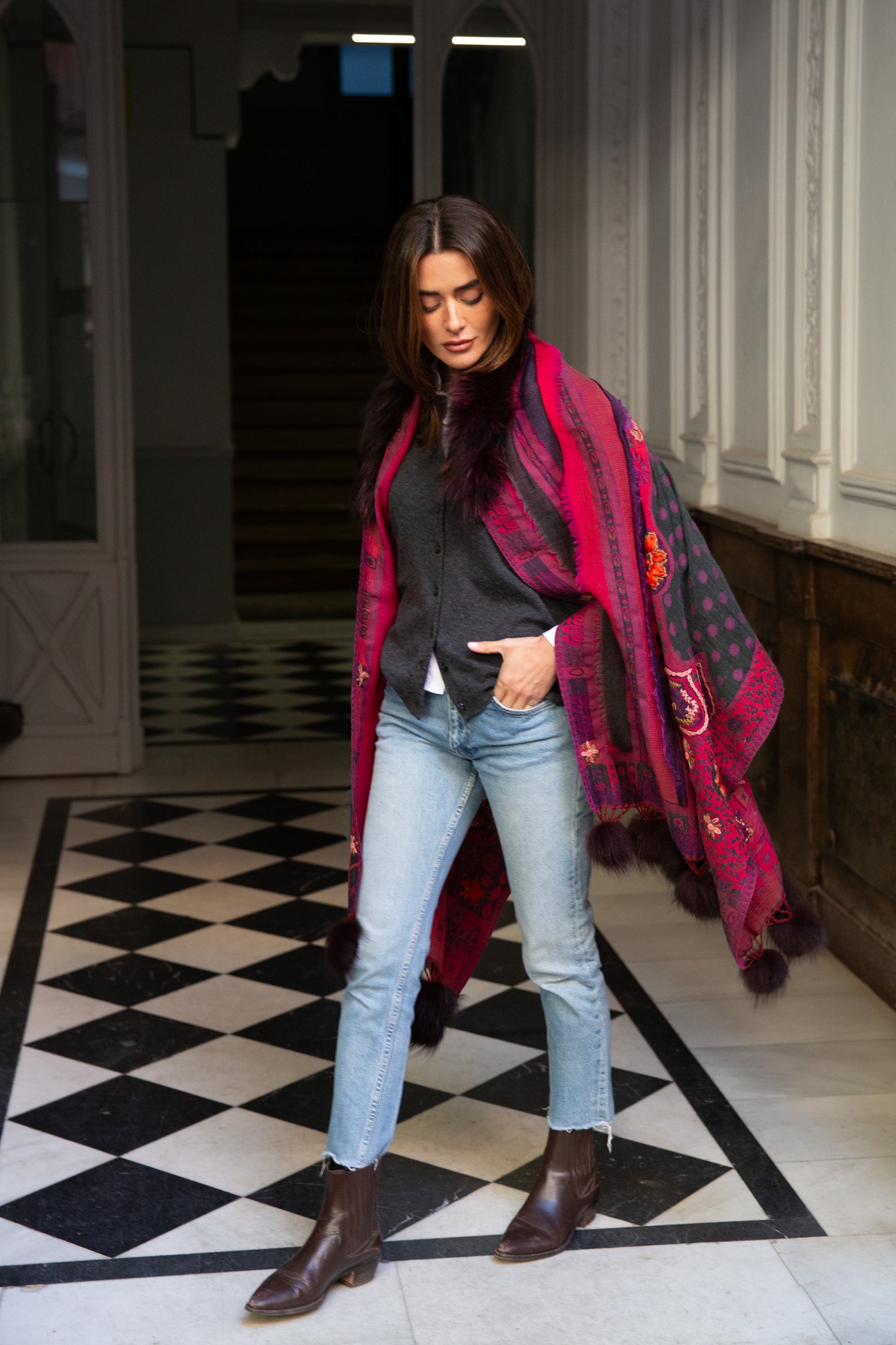 Capa Pashmina de lana bordada