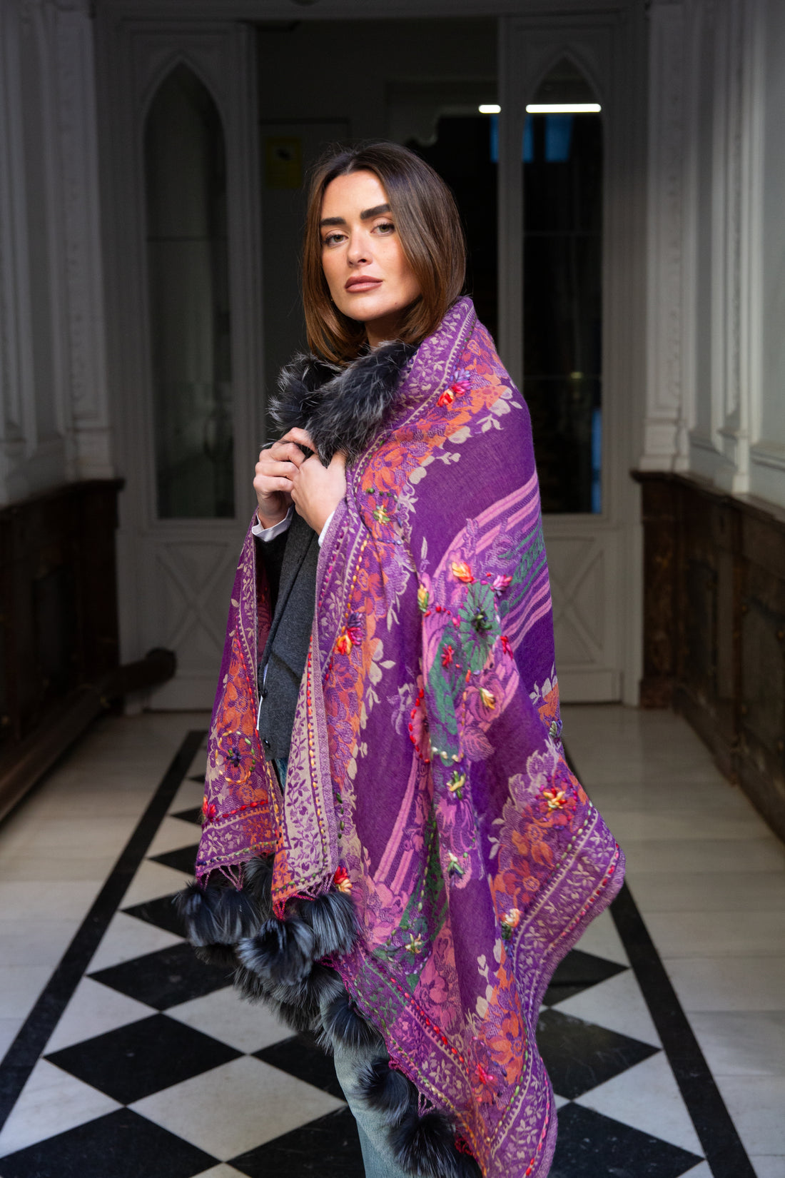 Capa Pashmina de lana bordada