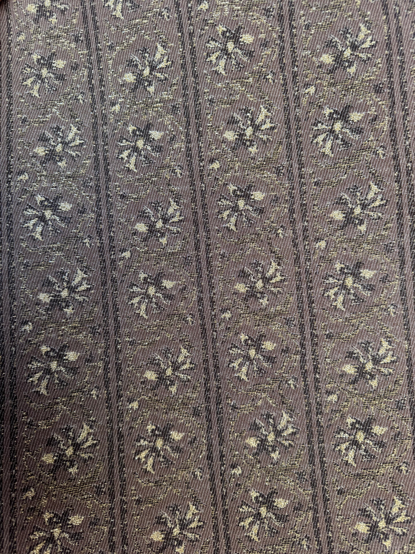 Conjunto Feitiço castanho/dourado