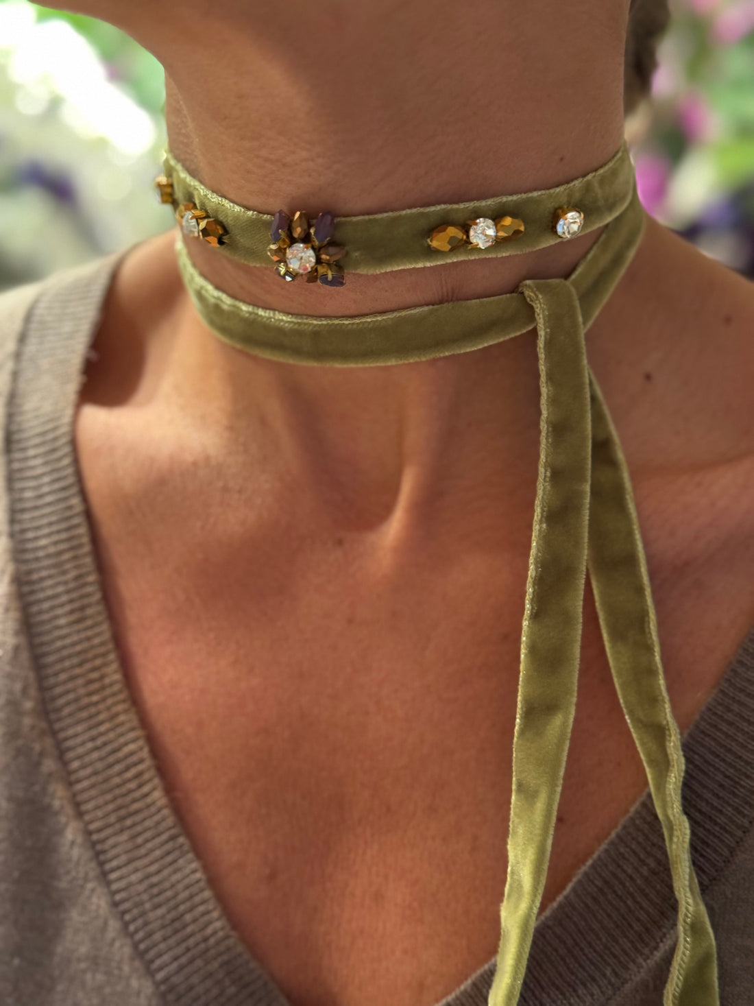 Collar de terciopelo oliva