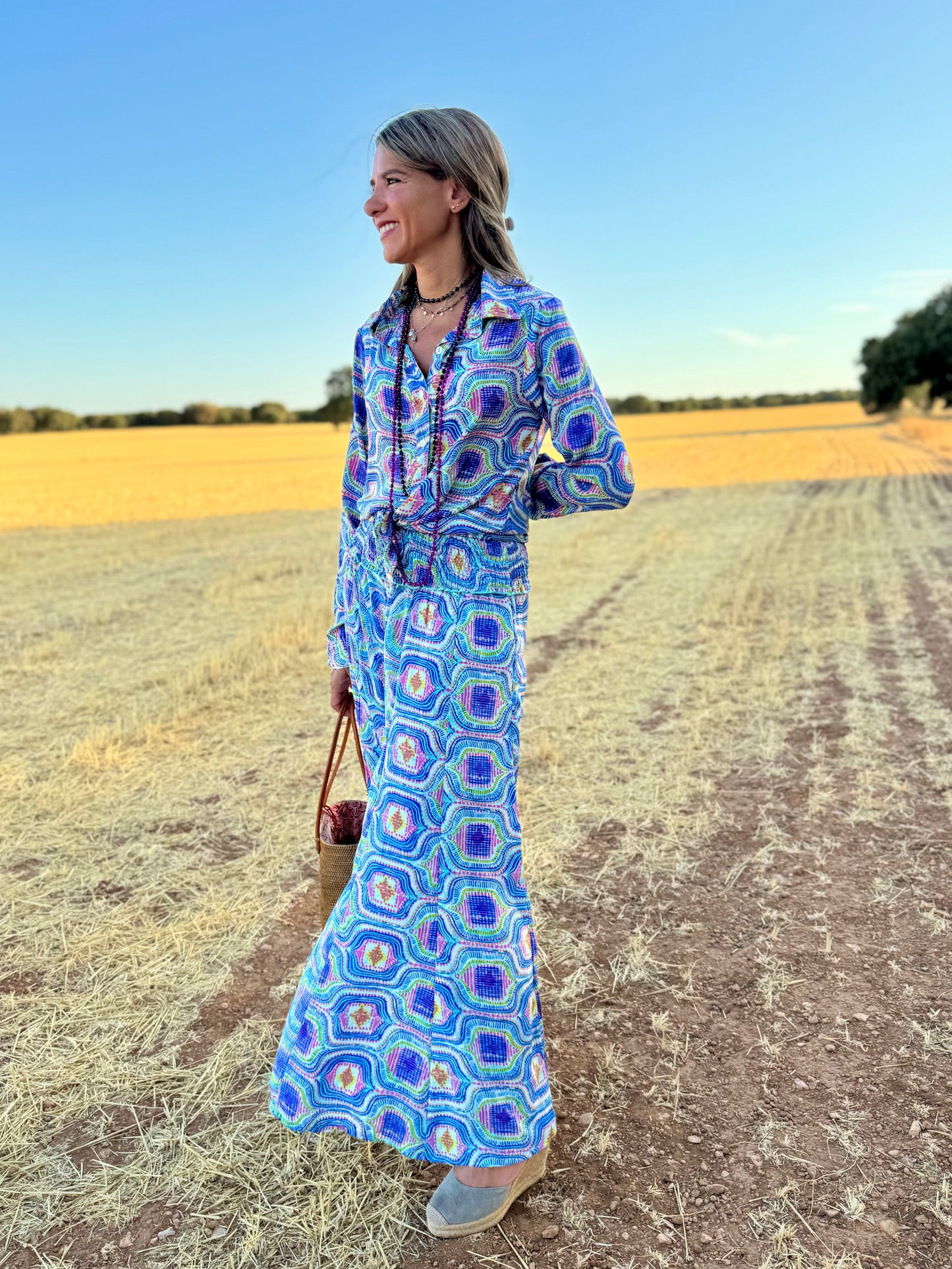 Conjunto pantalón geométrico azul y rosa