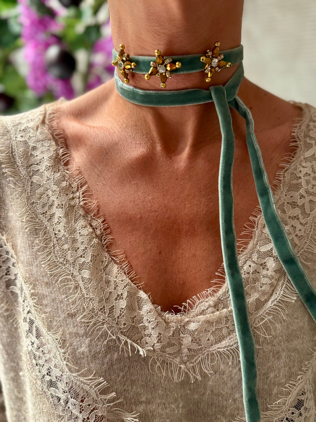 Collar de terciopelo verde agua