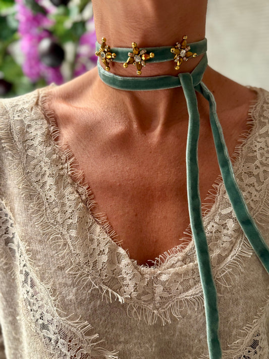 Collar de terciopelo verde agua