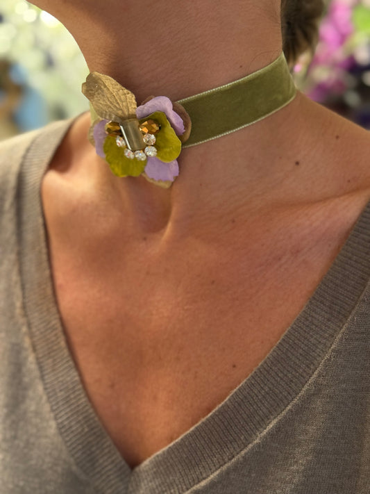 Choker terciopelo oliva flor