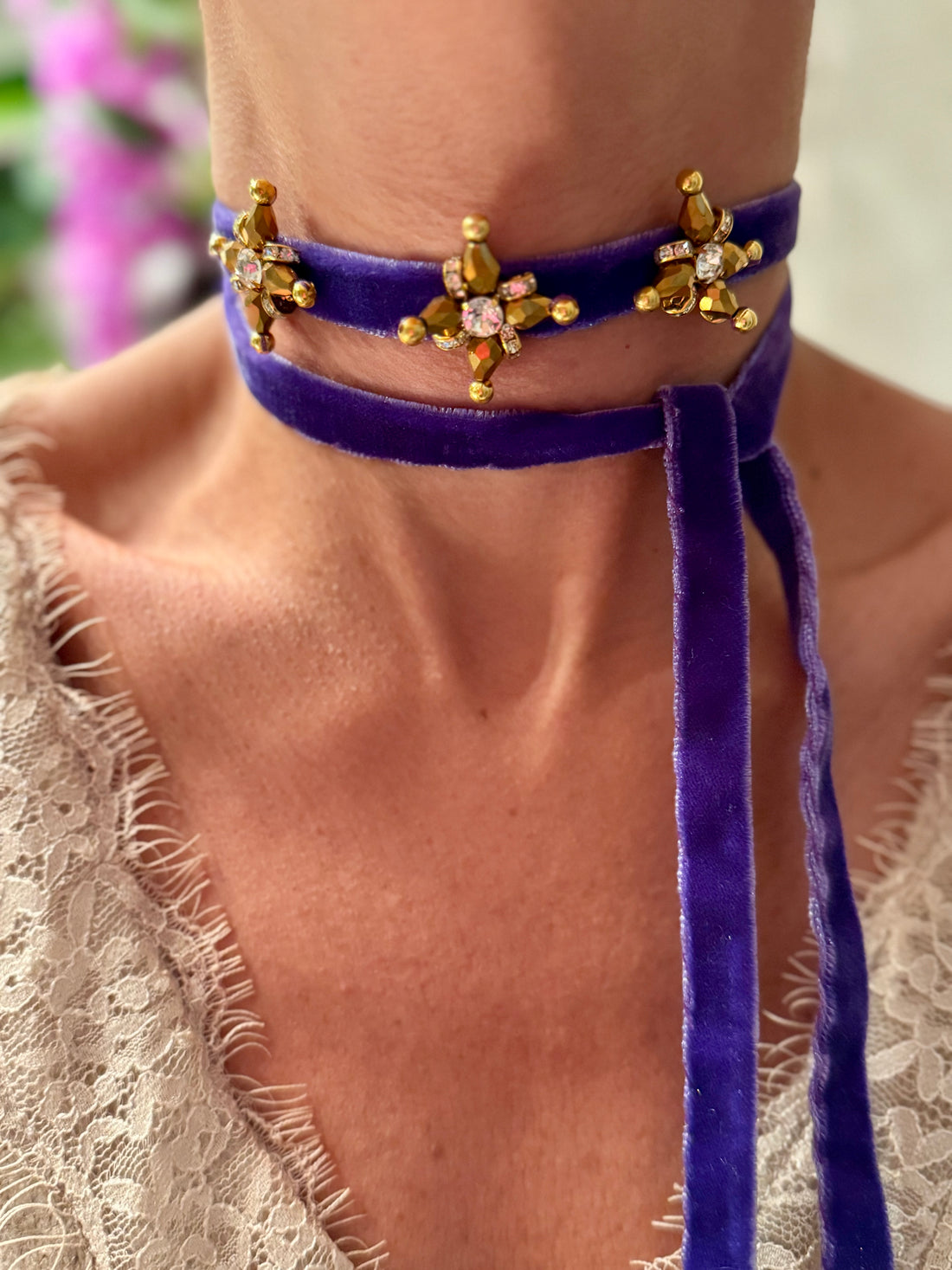 Collar de terciopelo morado