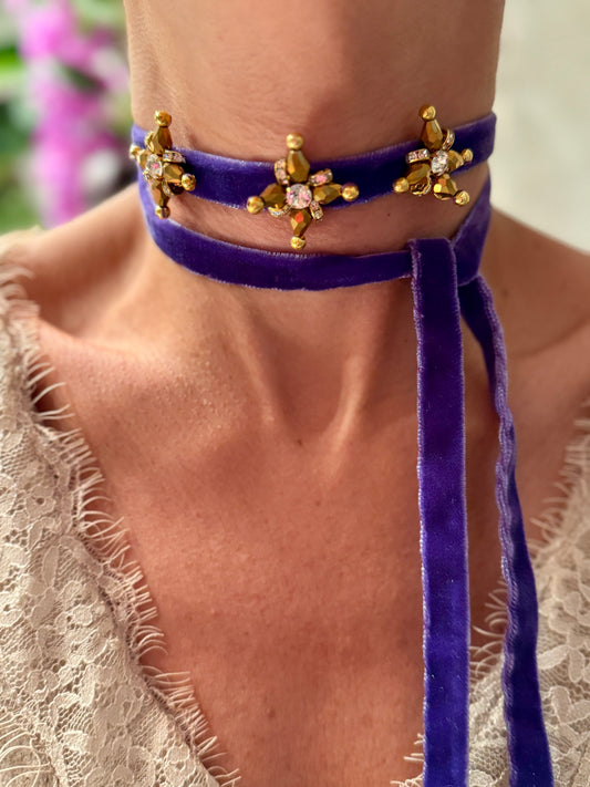 Collar de terciopelo morado