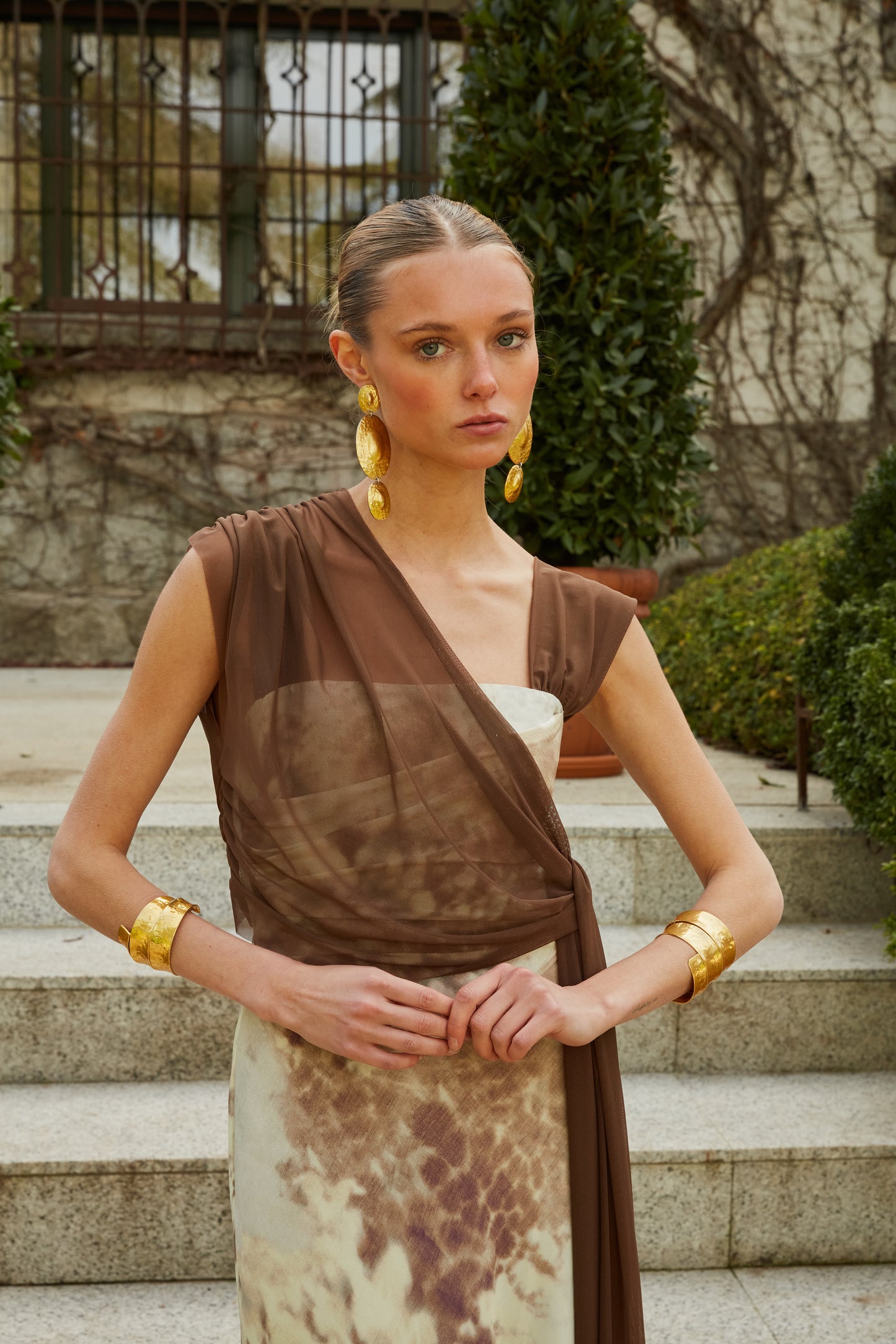 Vestido castanho com estampado de lula