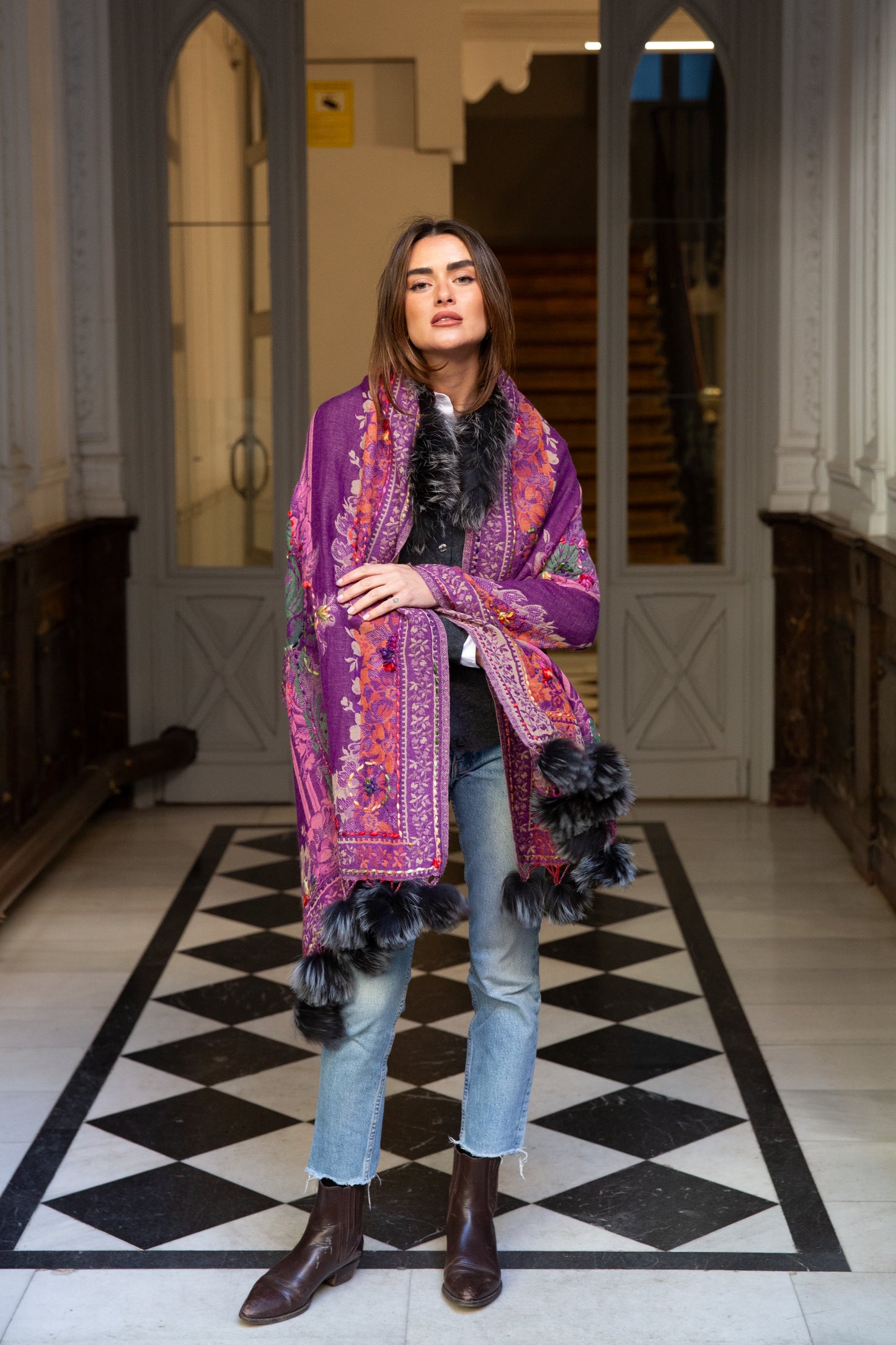 Capa Pashmina de lana bordada