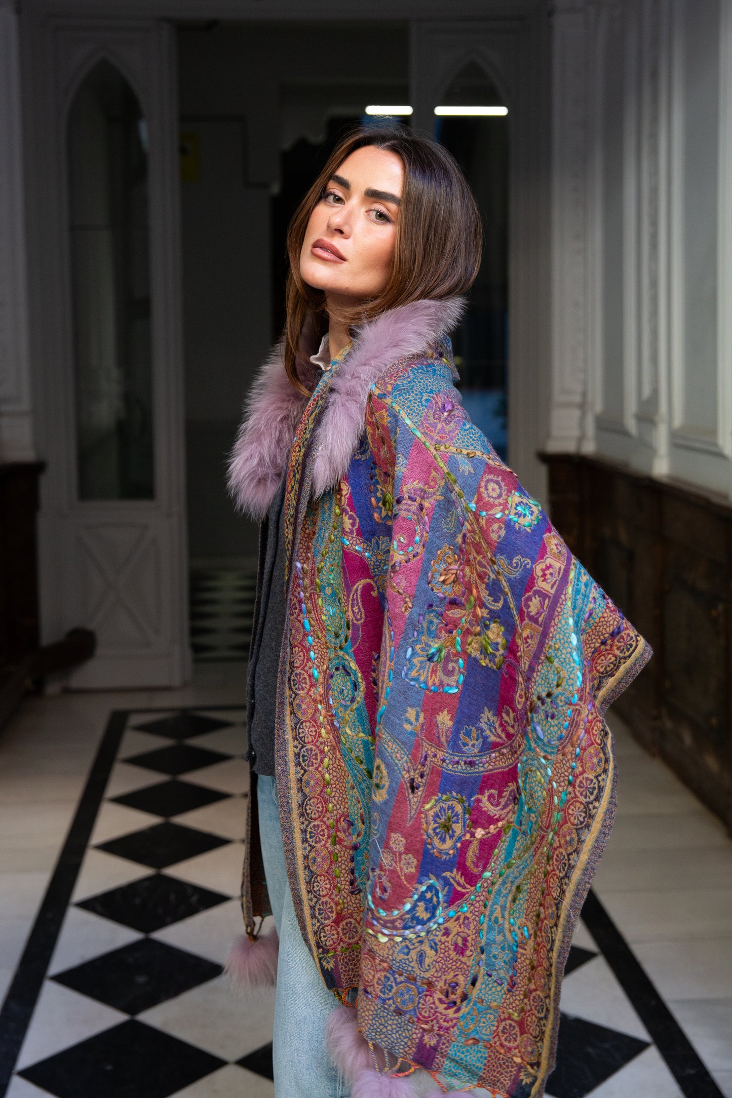 Capa Pashmina de lana bordada