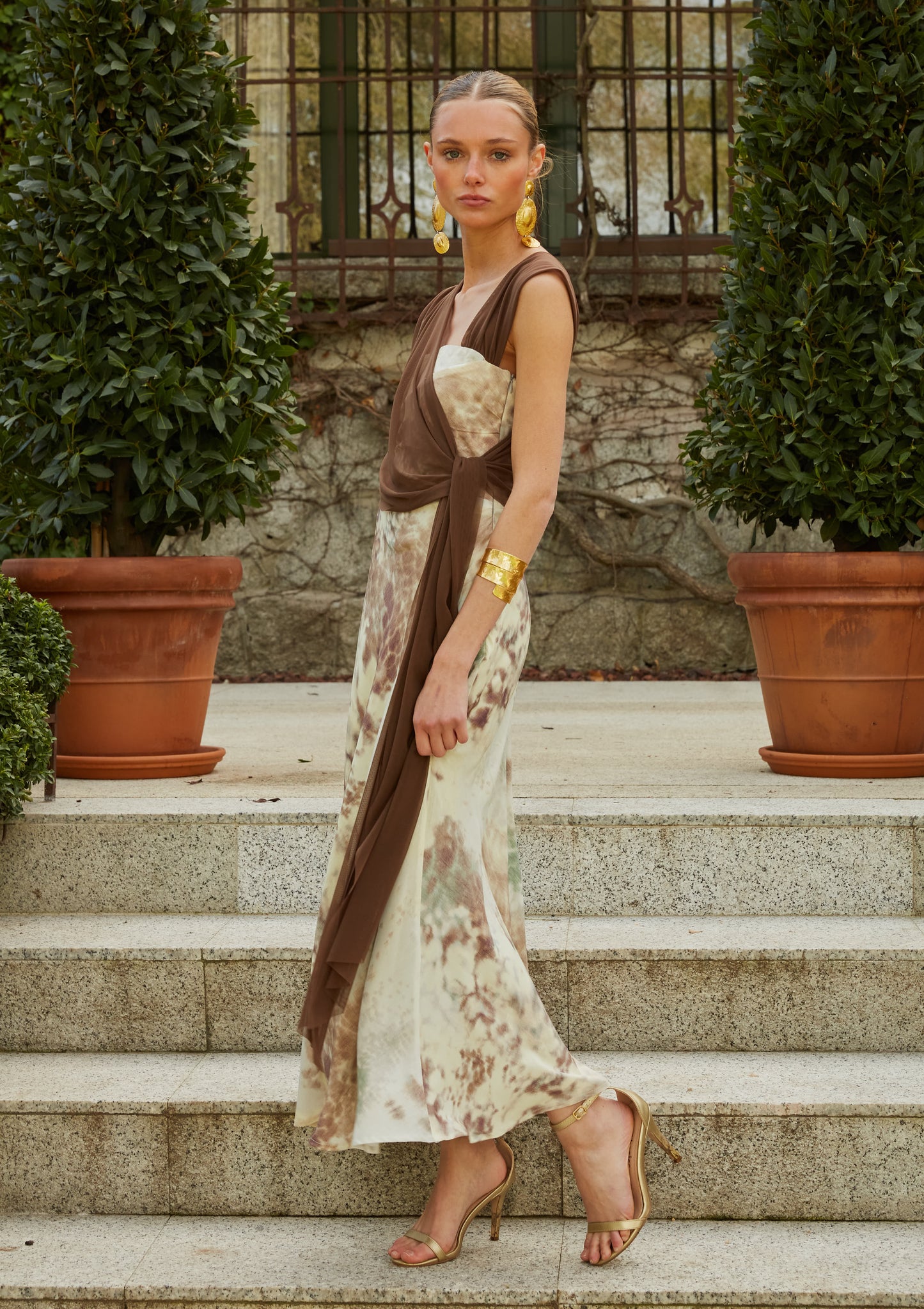 Vestido castanho com estampado de lula