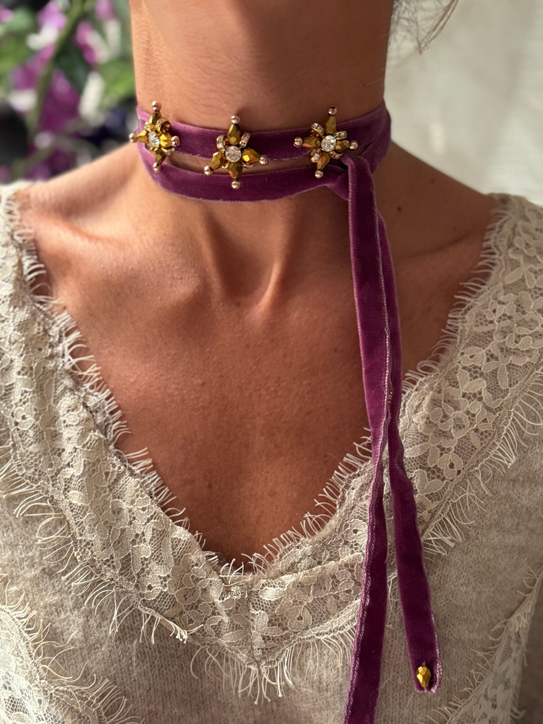 Collar de terciopelo berenjena