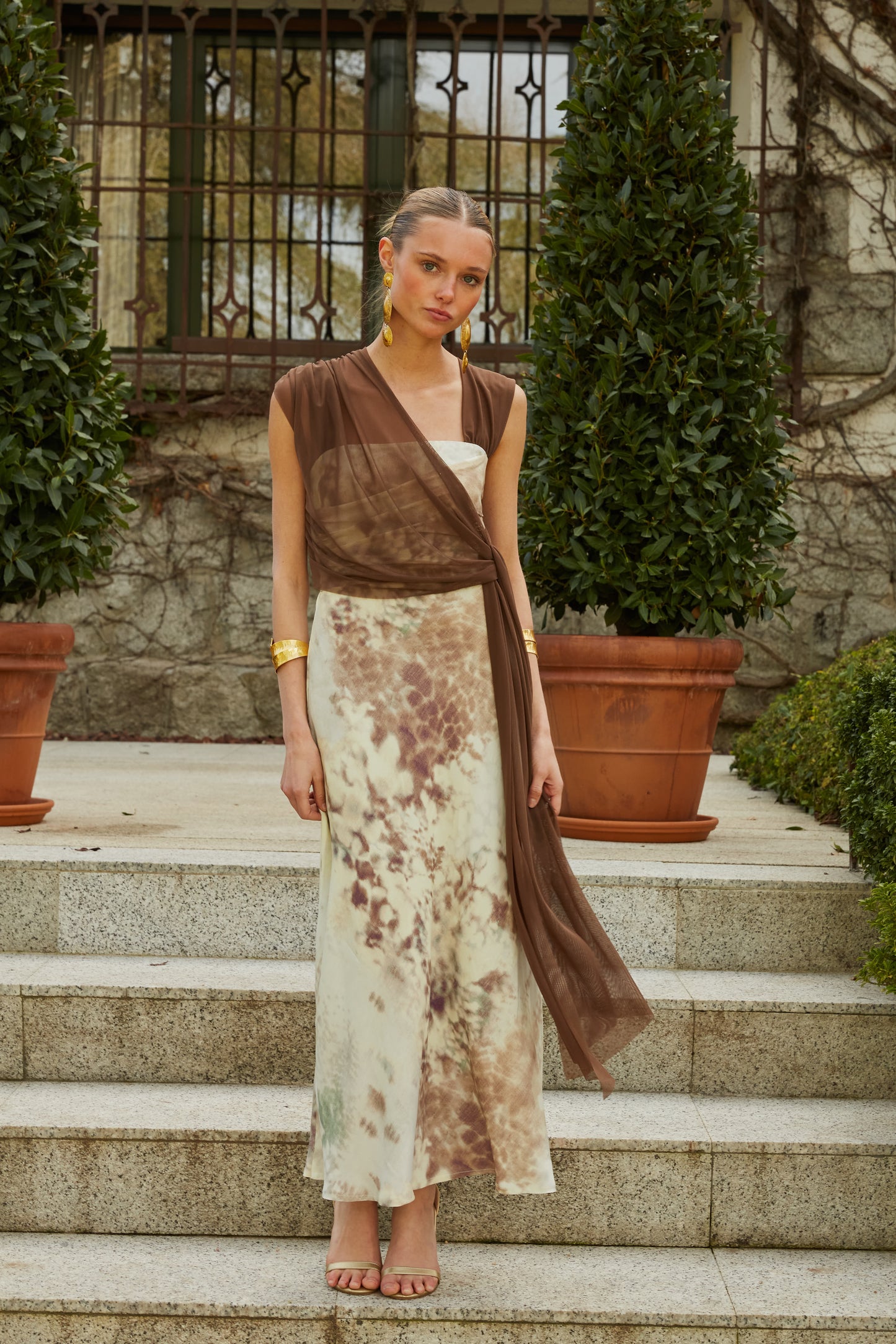 Vestido castanho com estampado de lula