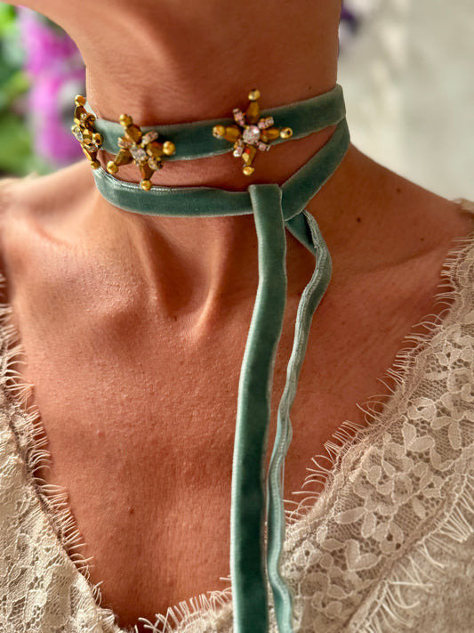 Collar de terciopelo verde agua