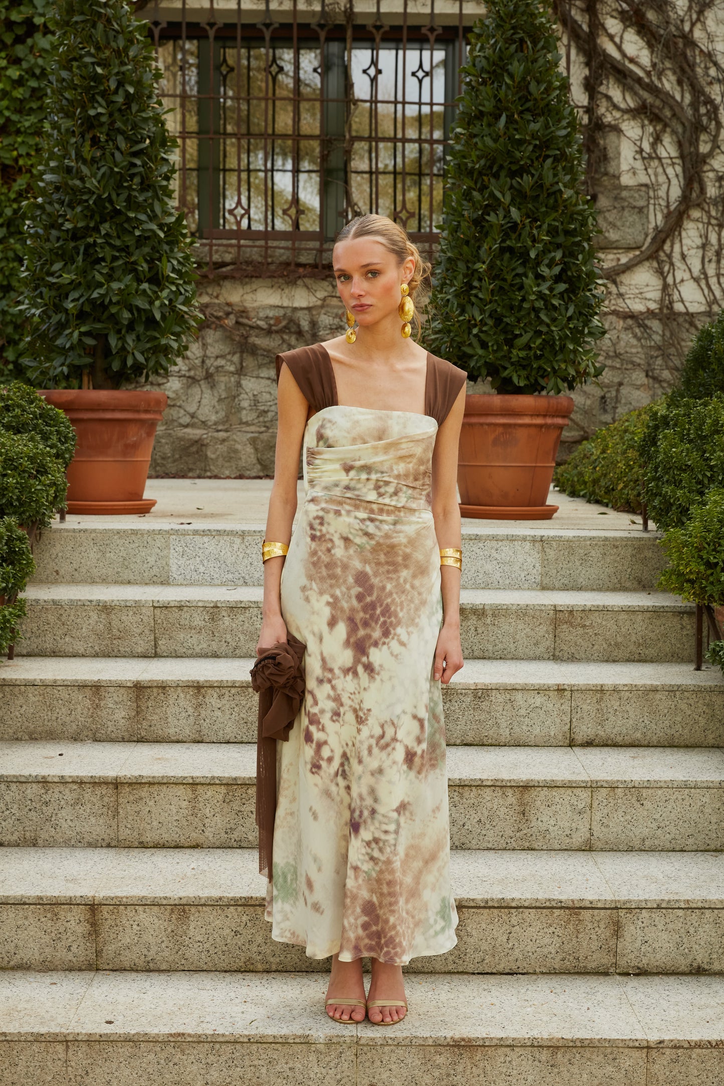 Vestido castanho com estampado de lula