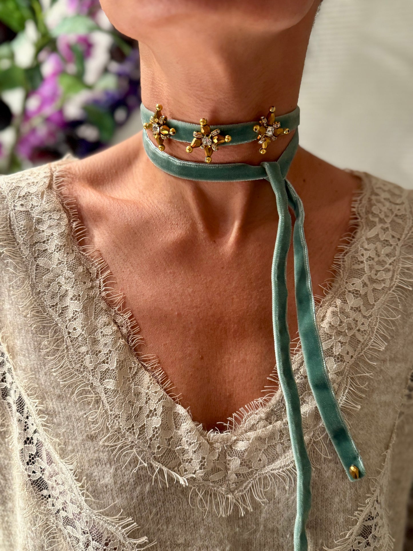 Collar de terciopelo verde agua
