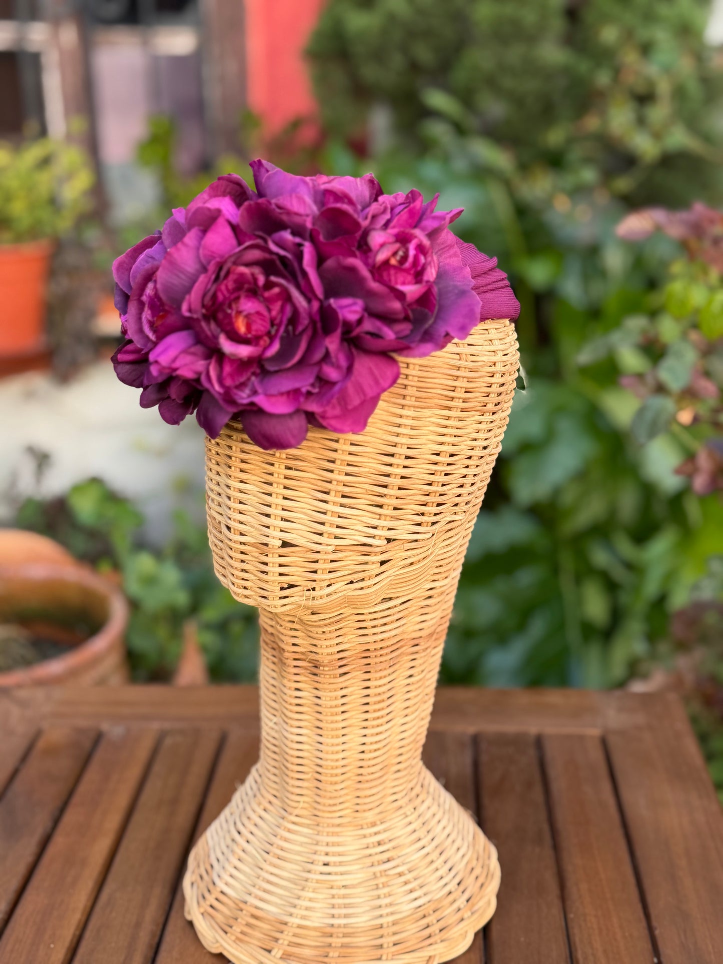 Tocado flores berenjena