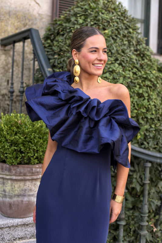 VESTIDO DE BODA CONFECCIONADO EN CREPE CON GRAN VOLANTE DE TEJIDO TAFETA EN COLOR AZUL MARINO. Elegante sofisticaod