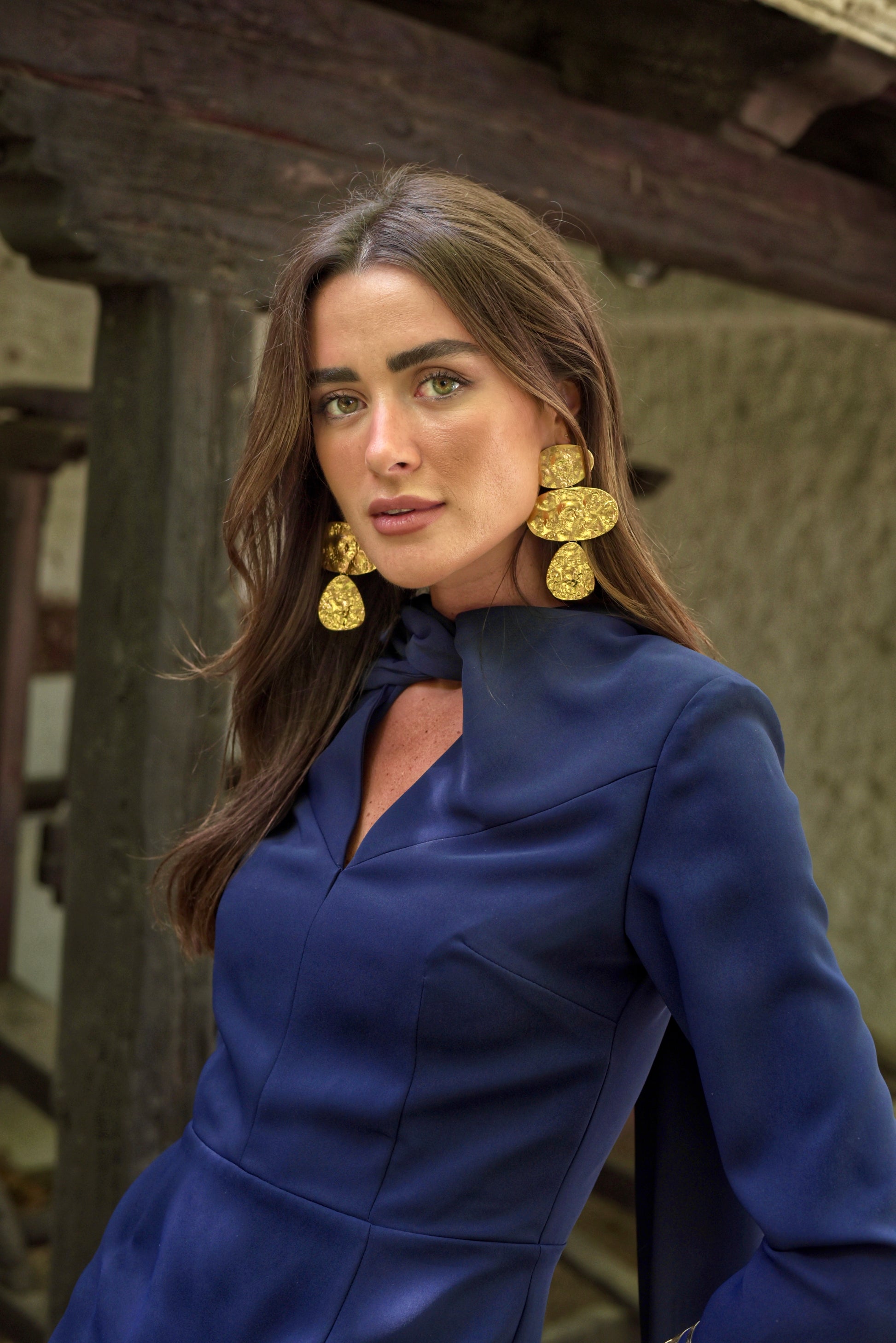 Vestido de Fiesta midi, con nudo en cuello del que salen dos largas lazadas multiposición. Tejido crepe tono marino