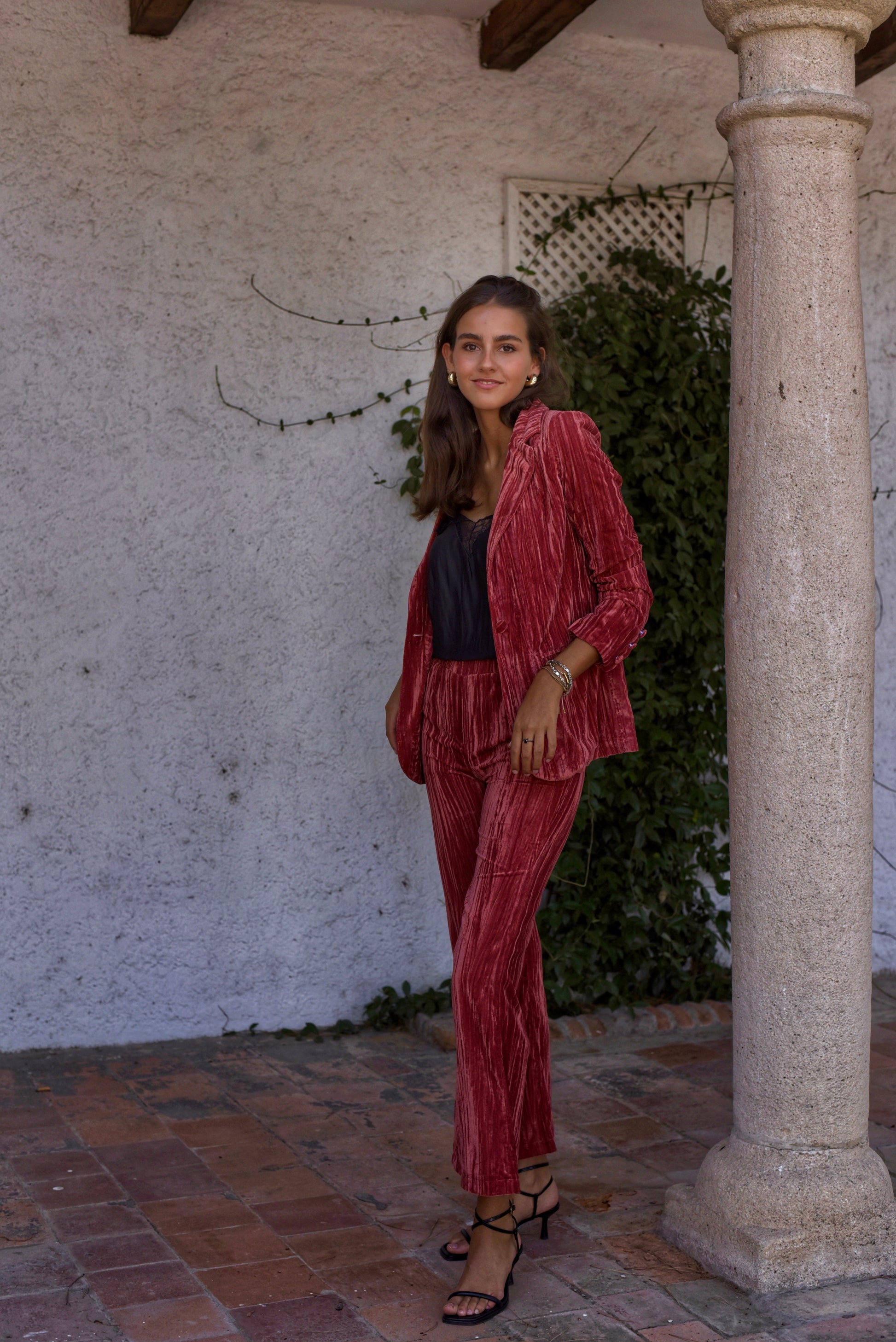 Conjunto Fiesta de Americana y pantalón confeccionado en terciopelo rayado tono rosa coral. 