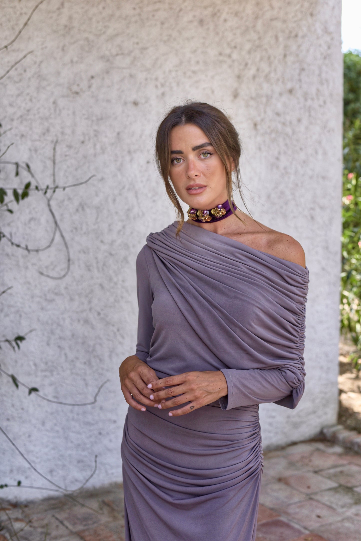 Vestido de Fiesta midi, confeccionado en punto de seda color gris, drapeado con gran cuello escote asimétrico